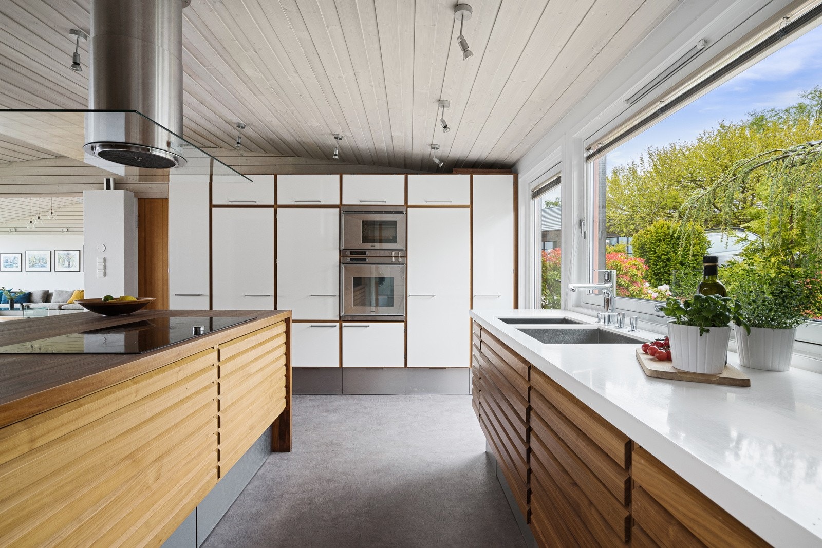 Tidløst og flott kjøkken med god skap- og benkeplass. Galleribilde