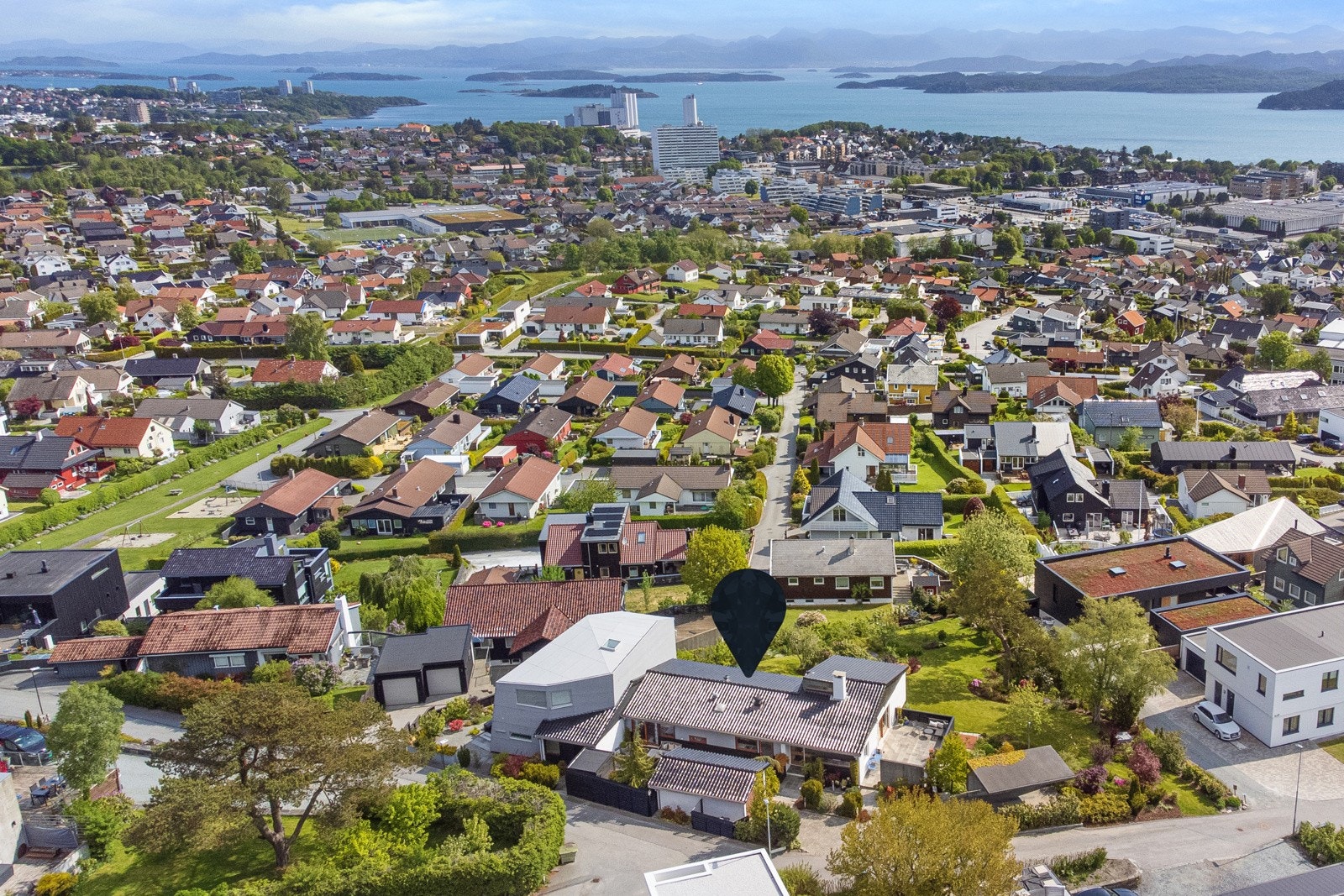 Boligen har en pent opparbeidet tomt med garasje, carport og biloppstillingsplasser. Eiendommen har gode solforhold. Galleribilde