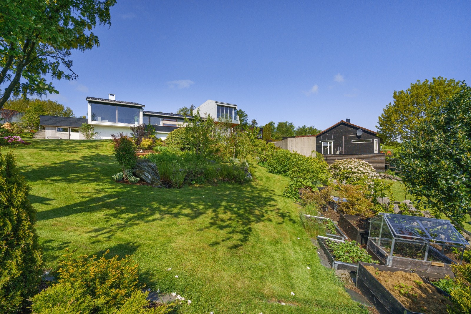 Stor og pent opparbeidet tomt. Galleribilde