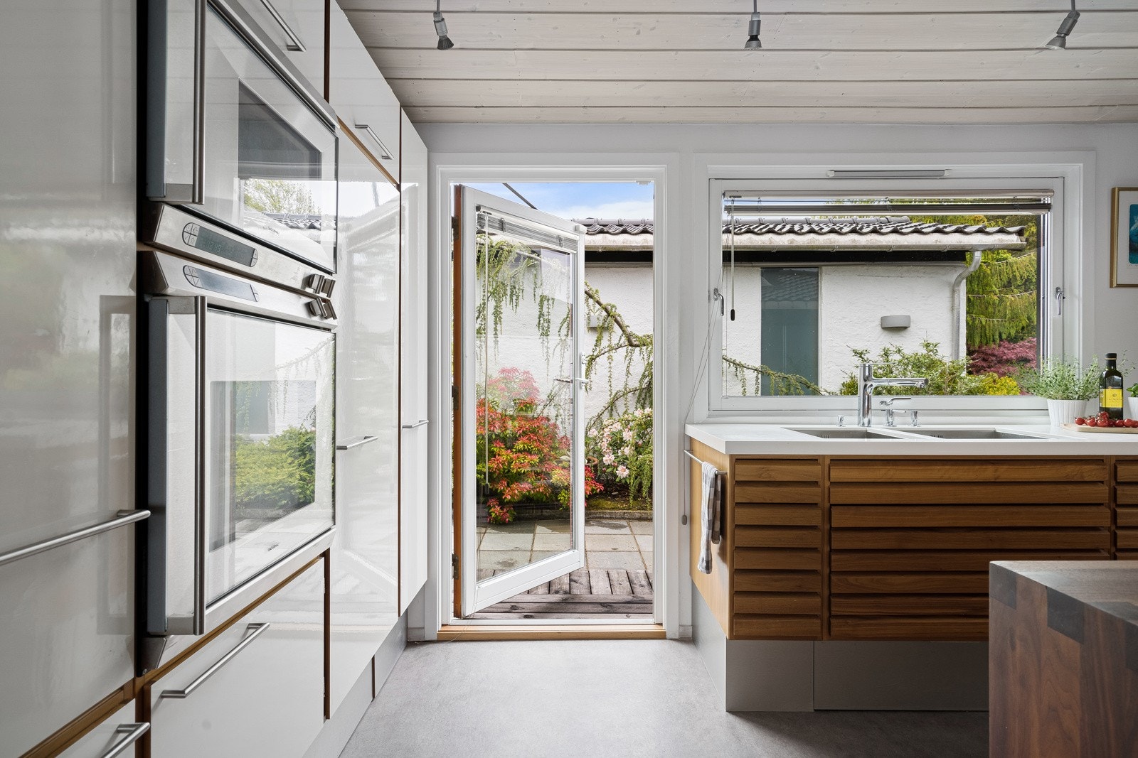 Kjøkken med utgang til uteområde. Galleribilde
