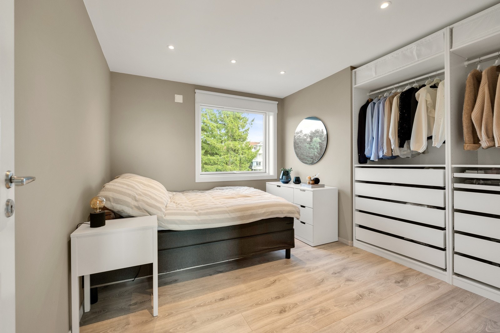 Leiligheten har to flotte soverom med laminatgulv, lyse vegger og downlights i himling Galleribilde