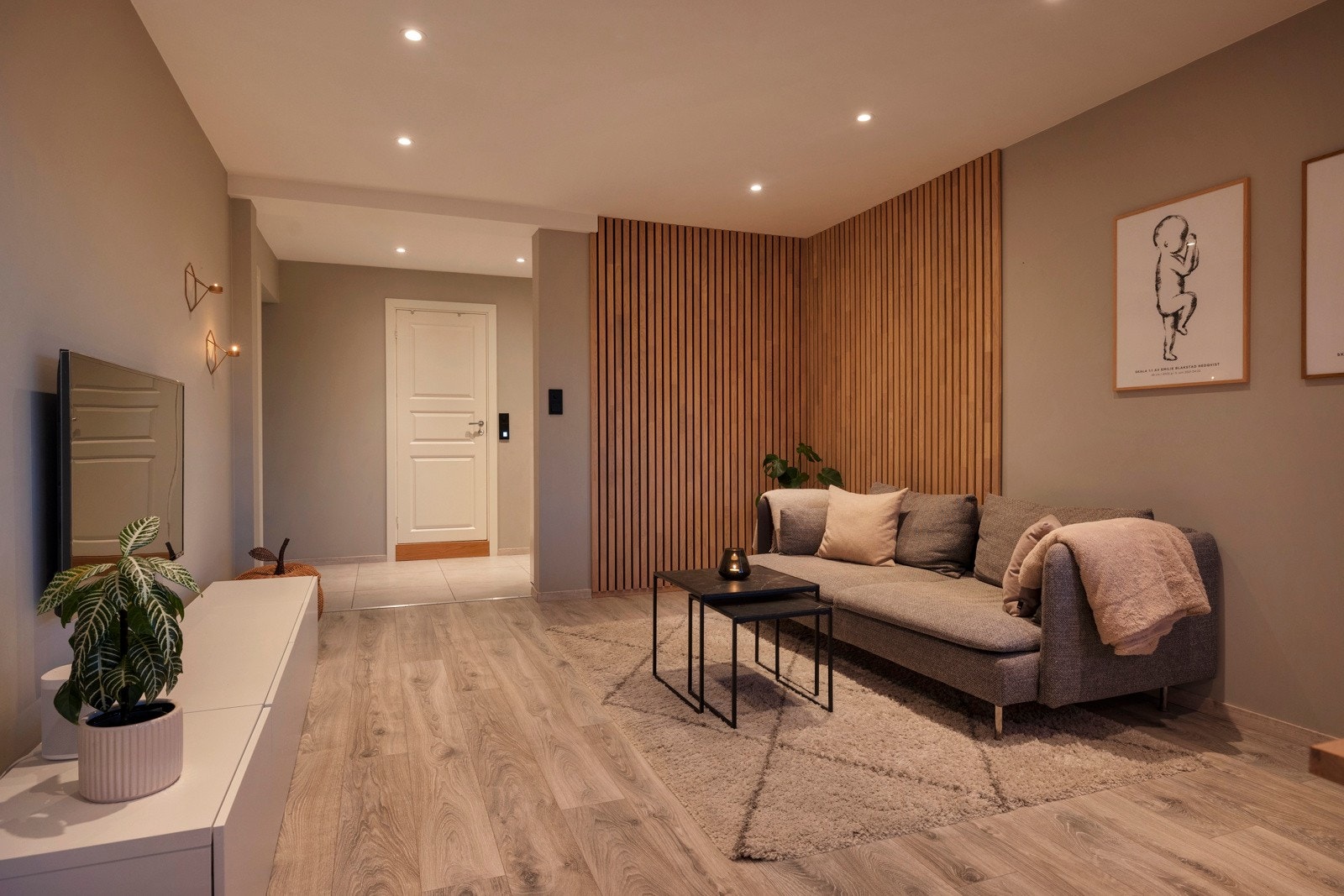 Stuen er av god størrelse med plass til sofa, tv-møbel og spisebord Galleribilde