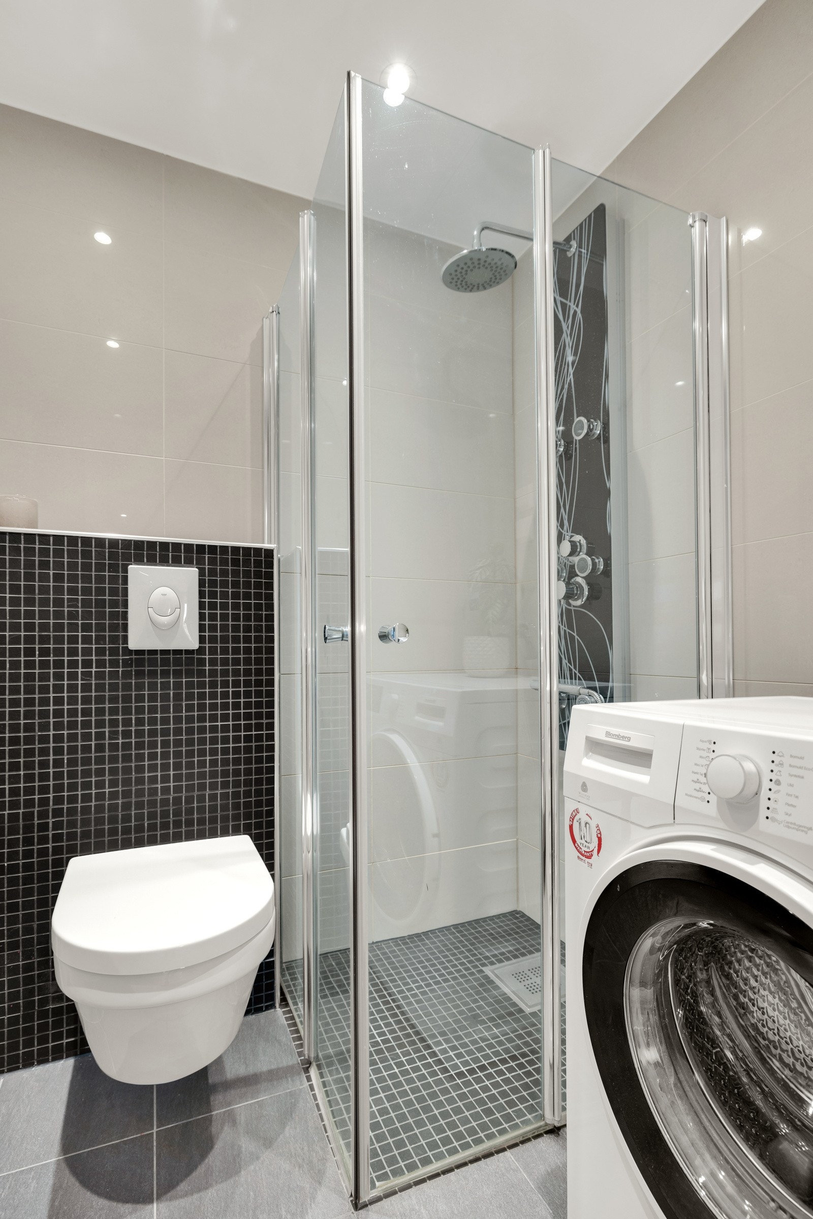 Badet har ellers flislagte overflater, gulvvarme, downlights og mekanisk avtrekk Galleribilde