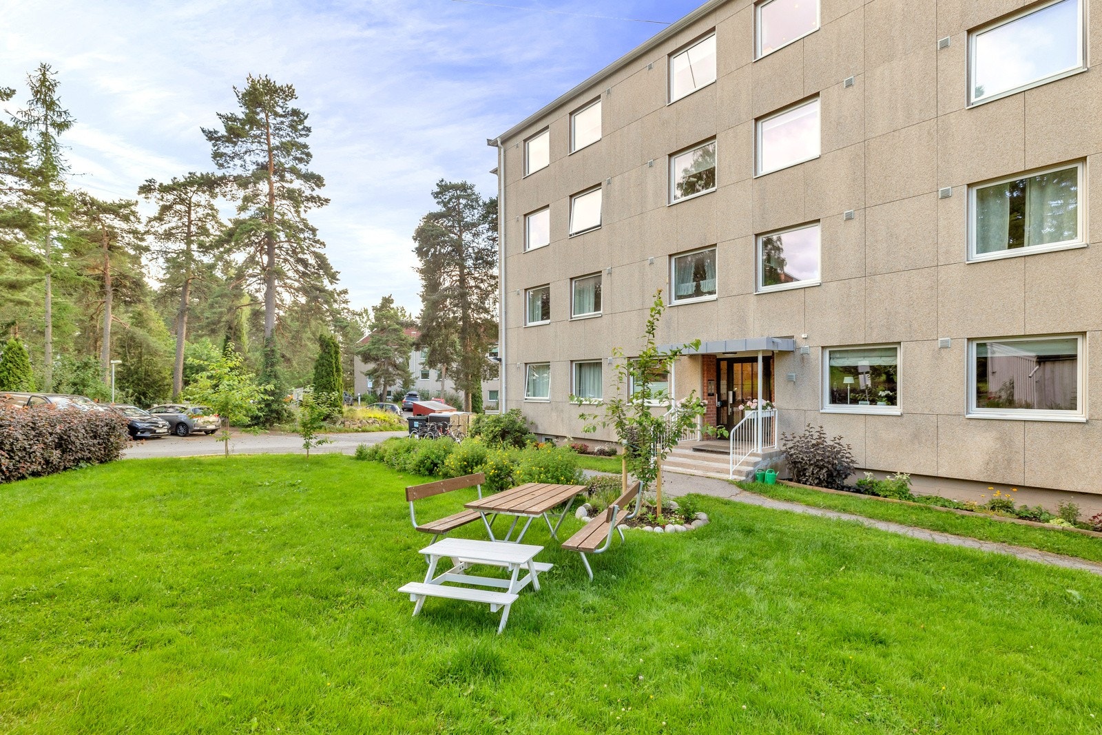 Borettslaget har fine, velstelte uteområder og det er asfaltert adkomst til blokka Galleribilde