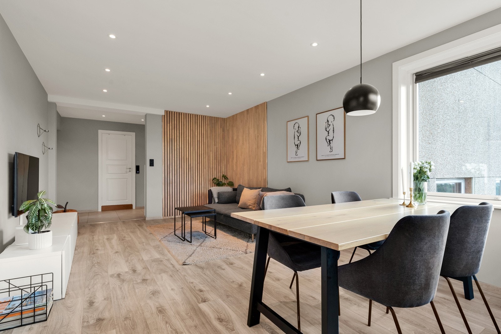 Stuen er en sone for ro og avslapning med laminatgulv, downlights og lyse vegger som gir rommet en fin dybde Galleribilde