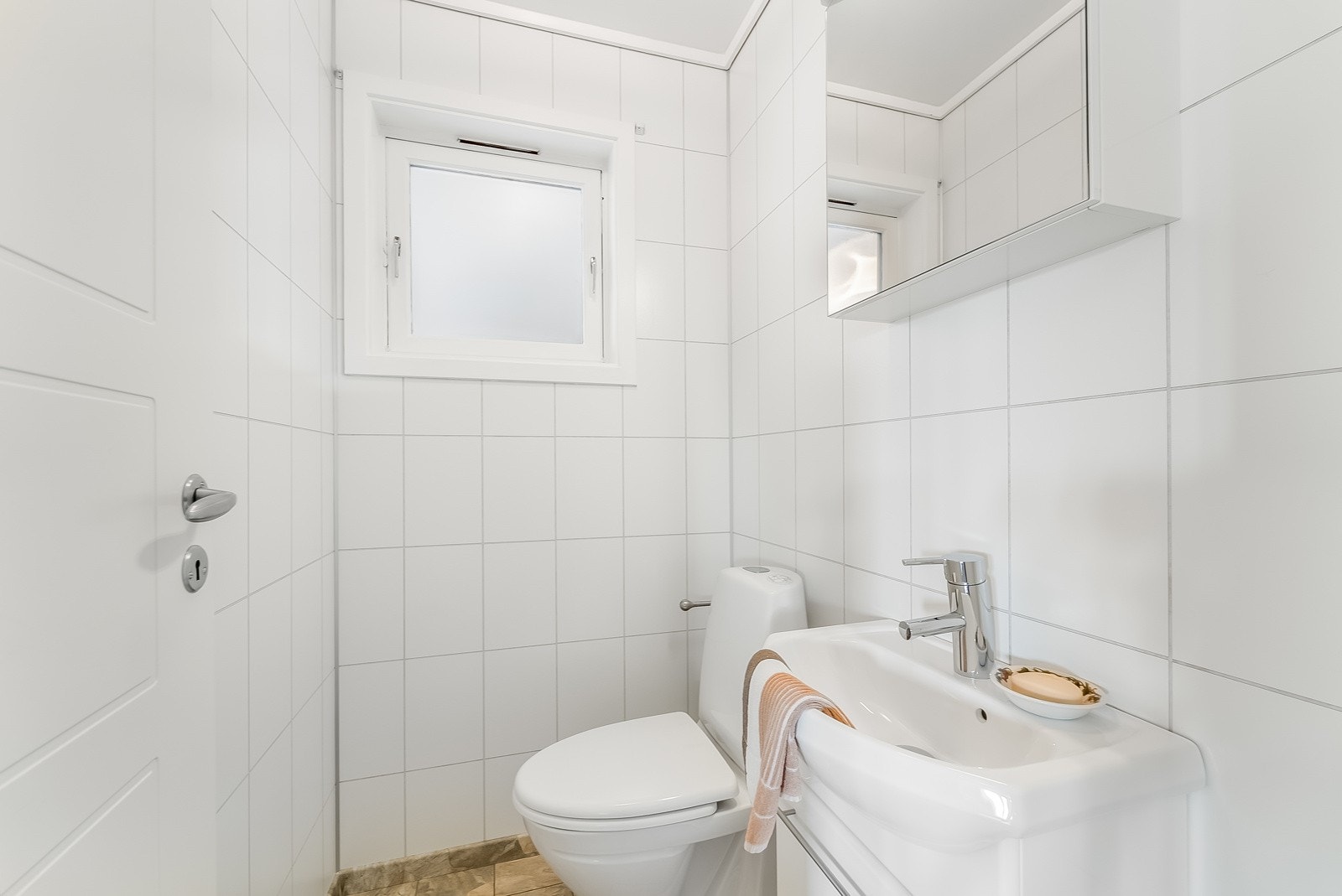 Eget toalettrom i tilstøtende rom til bad. Galleribilde