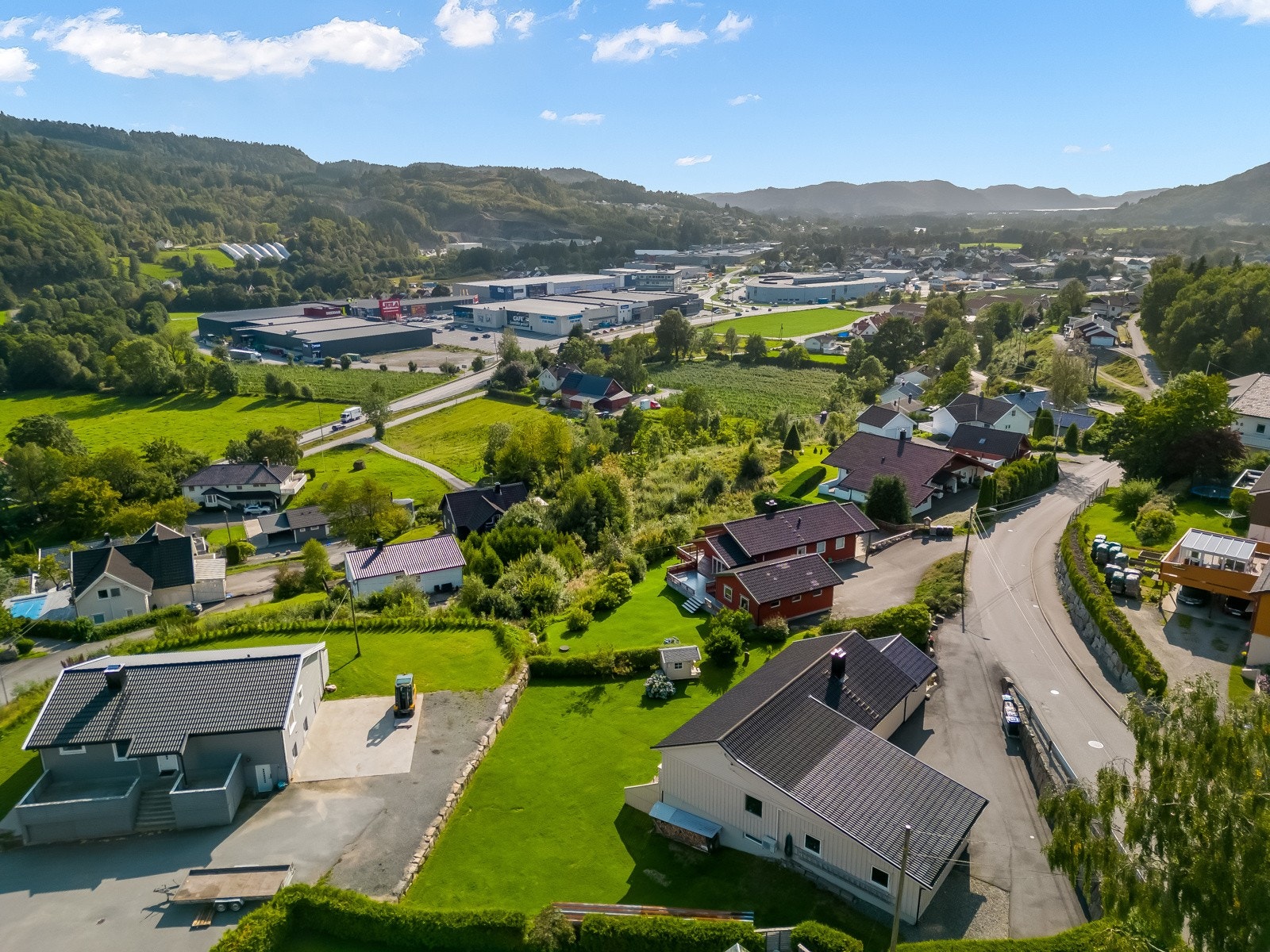 Barnevennlig beliggenhet med gangavstand til skole, barnehage, idrettshall og lekeplass, samt Handelsparken på Rom. Galleribilde