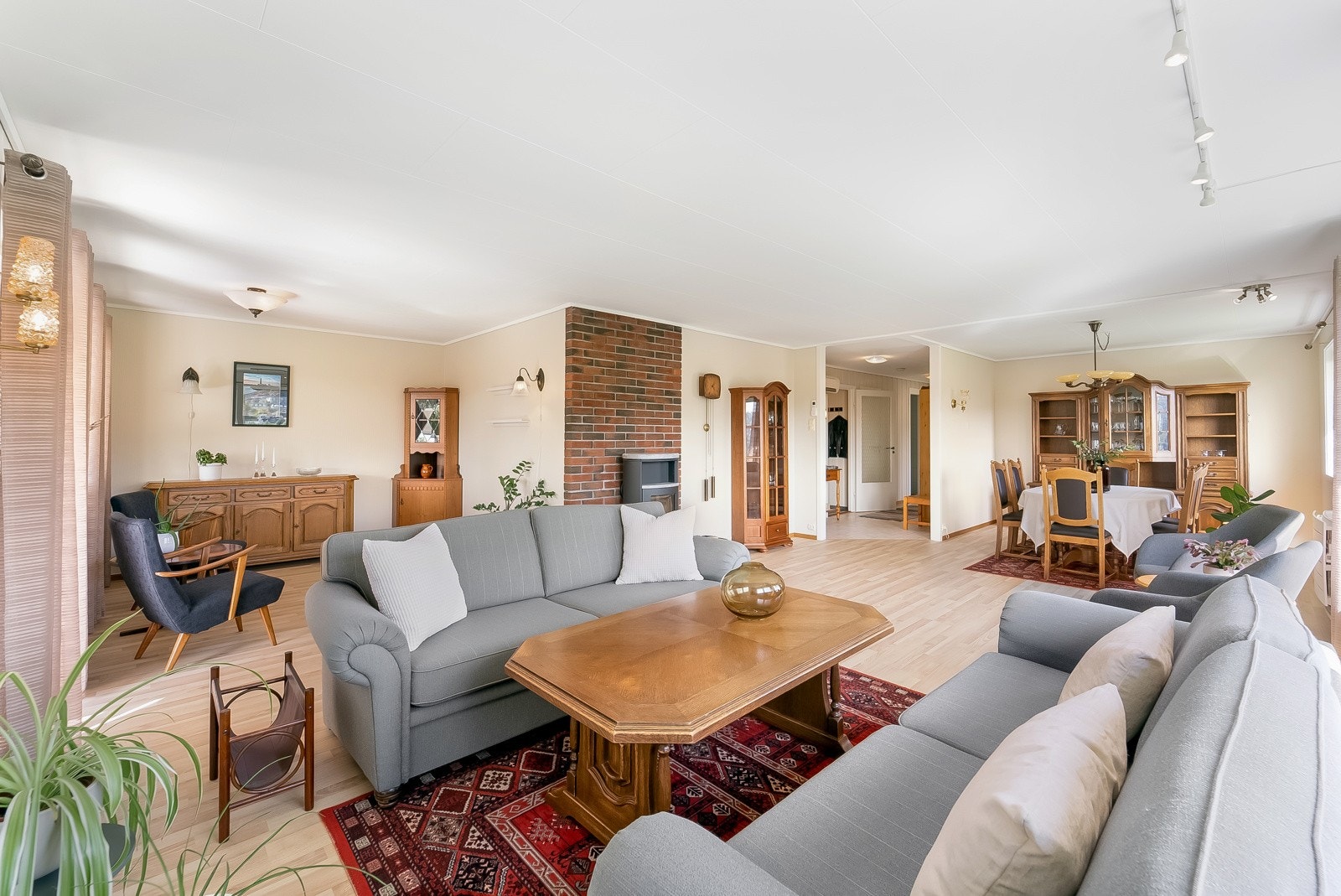 Stuen gir mulighet for innredning i soner. Galleribilde