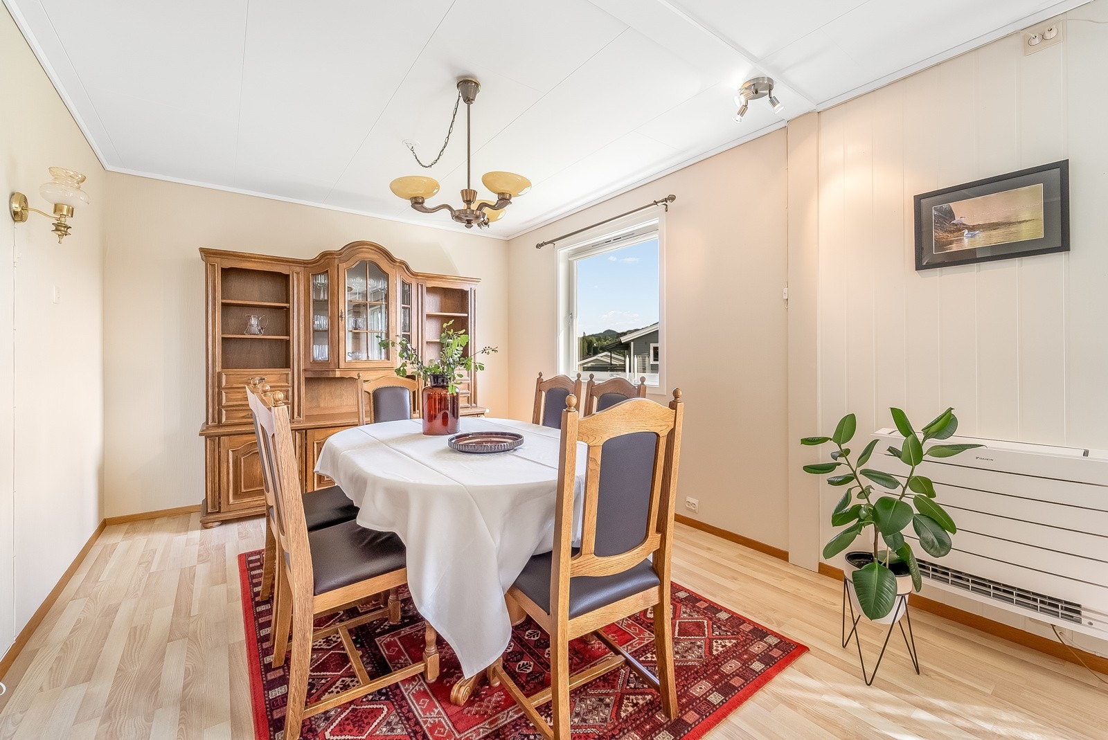 Mulighet for å anrette med langbord ved spesielle anledninger. Galleribilde