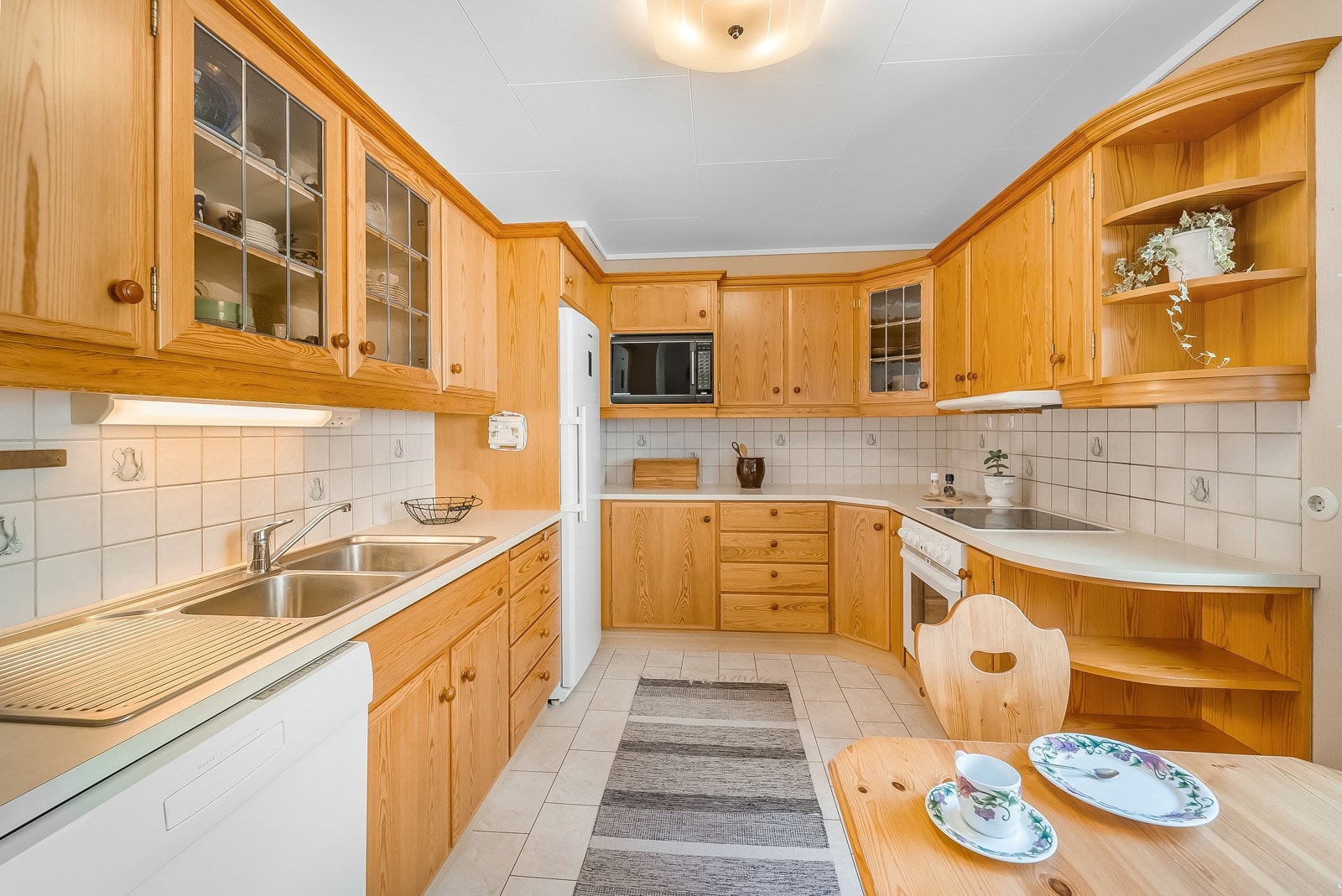 Kjøkken fra Hamran med enkeltstående hvitevarer, disse medfølger handelen foruten om kjøleskap. Galleribilde