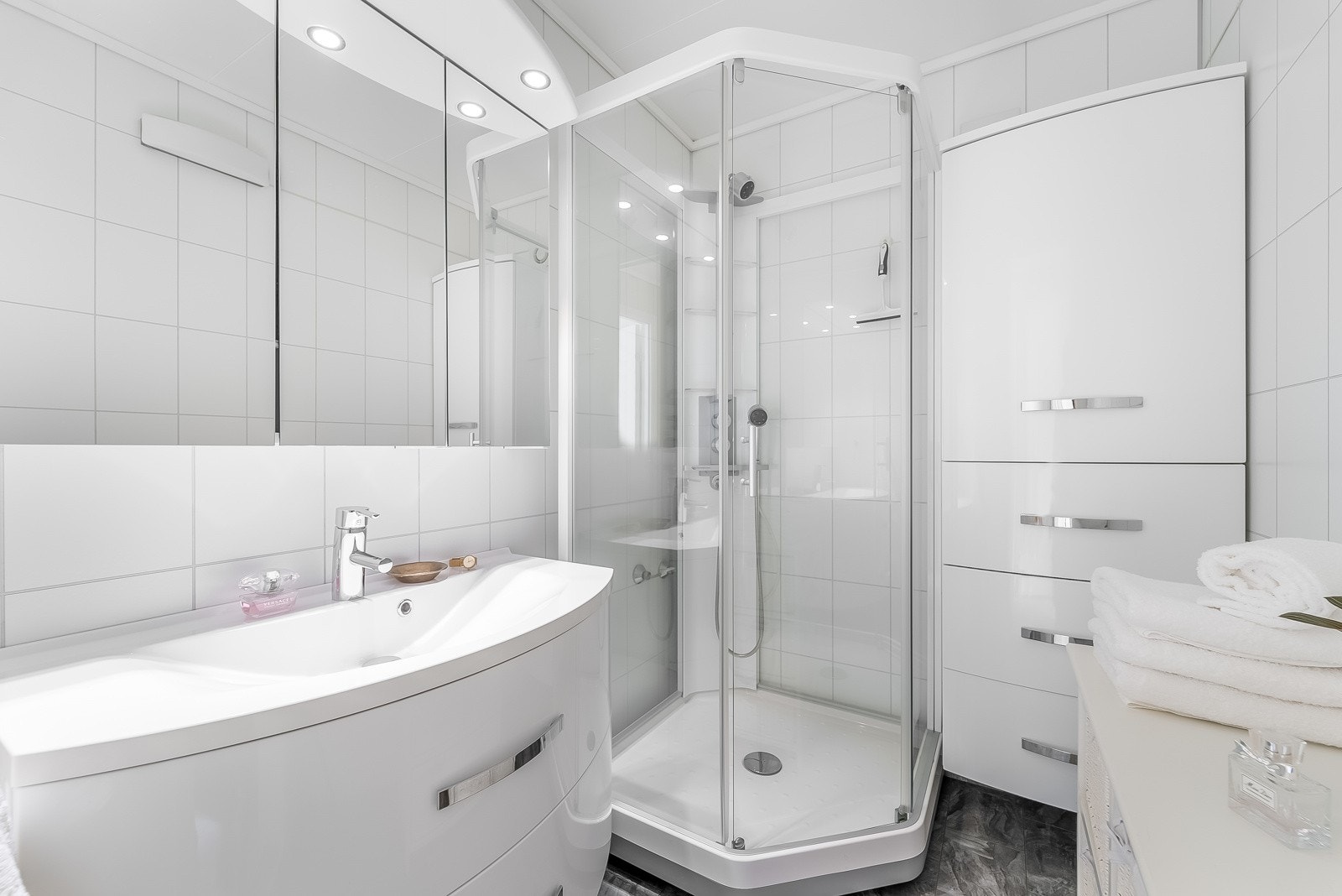 Badet i 1. etasje har gulvvarme og er innredet med baderomsinnredning og dusjkabinett. Galleribilde