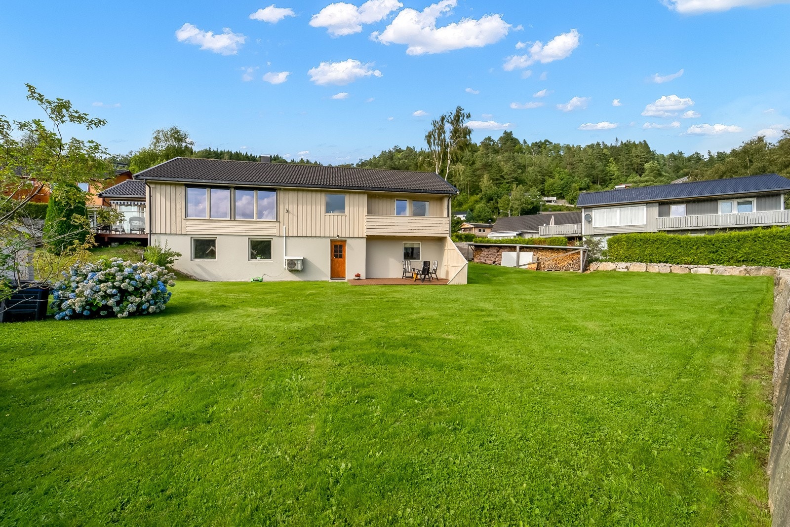 Pent opparbeidet tomt med gode solforhold. Galleribilde