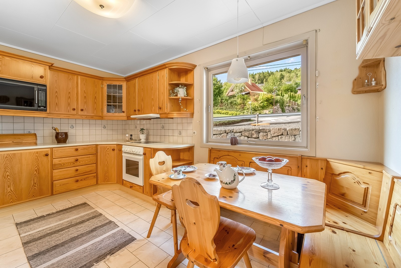 Plass til spisemøblement på kjøkkenet. Galleribilde