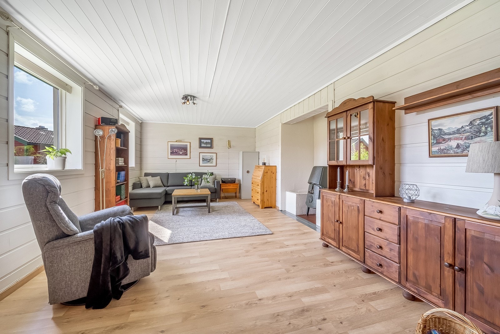 Praktisk stue i underetasjen med flere bruksmuligheter. Vedovn er installert. Galleribilde