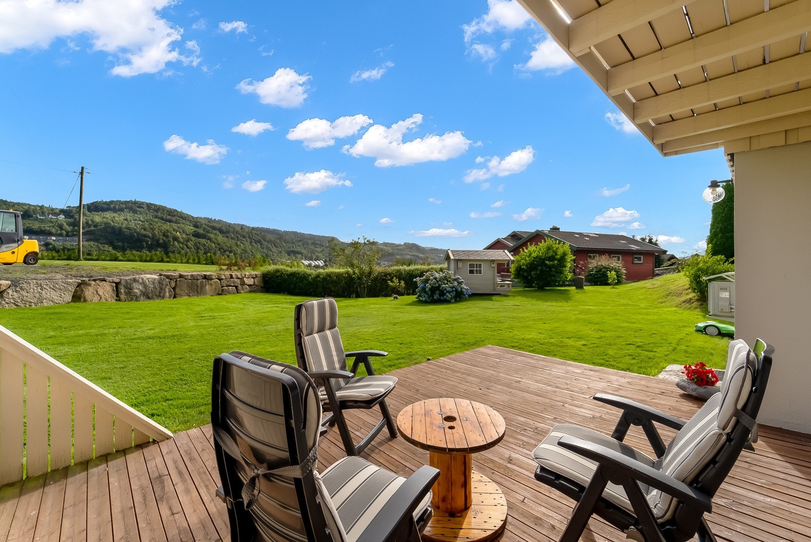 Koselig platting med plass til sittegruppe. Galleribilde