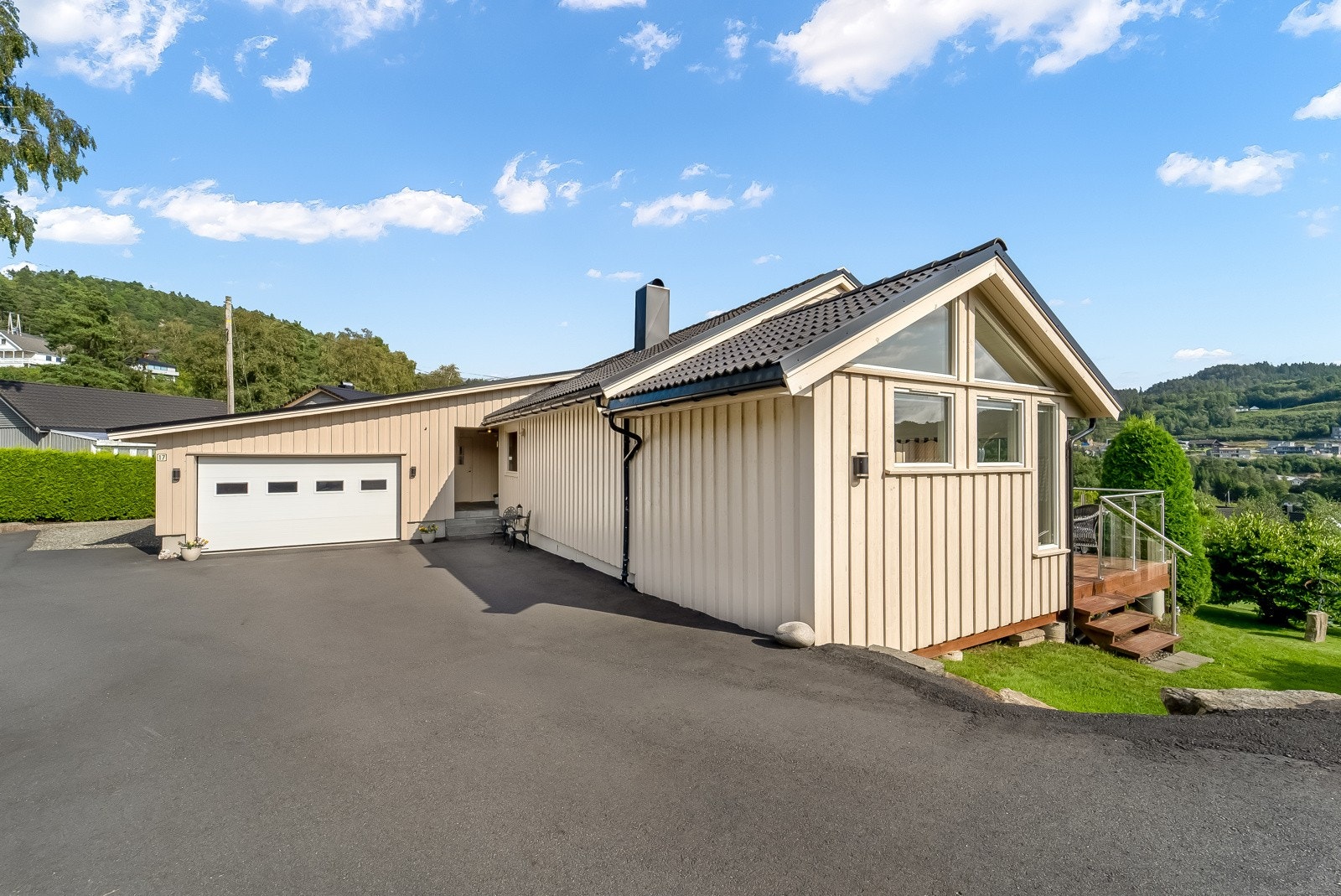 Tilbygg garasje fra 2013 med automatisk portåpner. Galleribilde