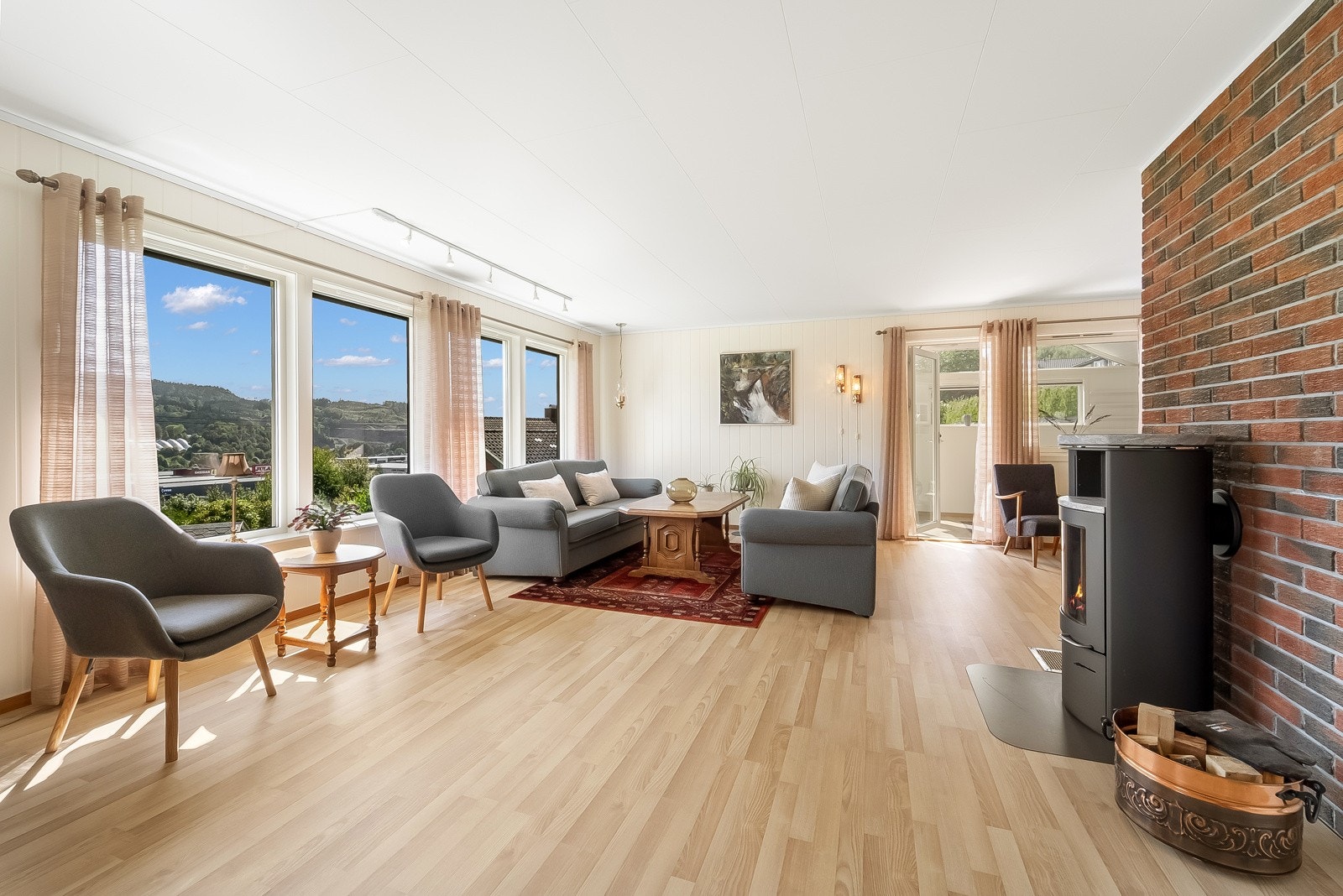 Romslig vinkelstue med store vindusflater som slipper inn godt med dagslys. Galleribilde