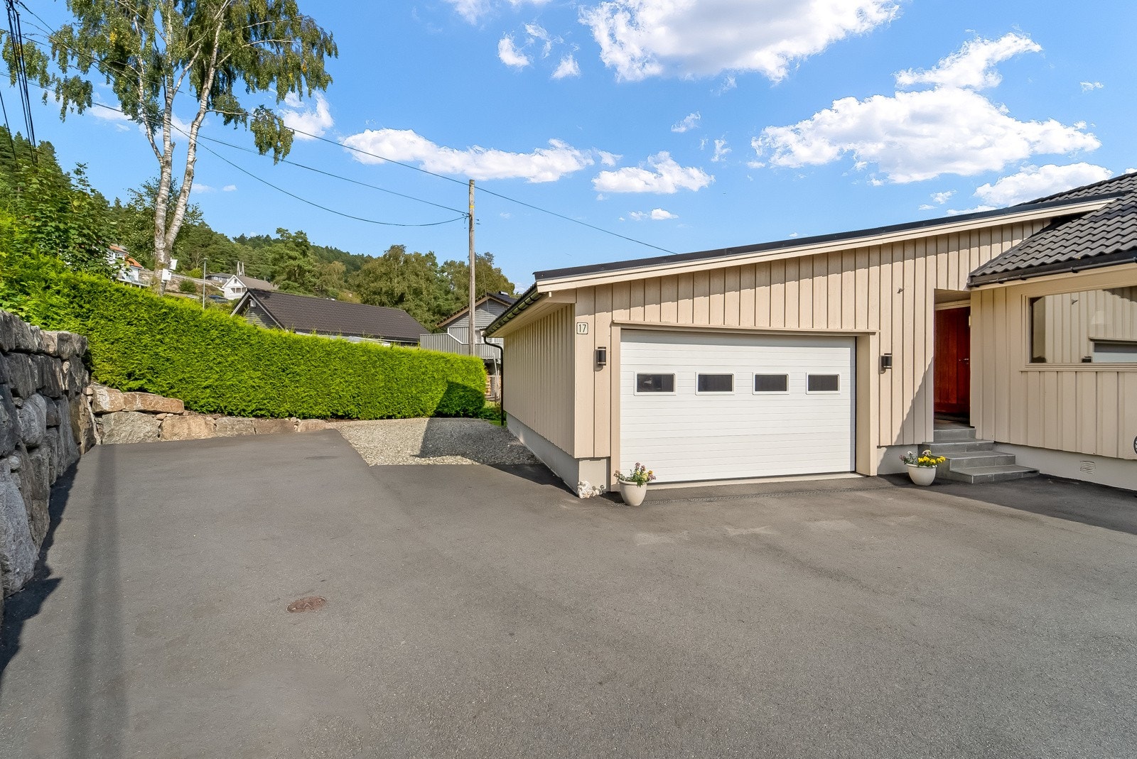 Asfaltert innkjørsel/tun med god plass til parkering. Galleribilde