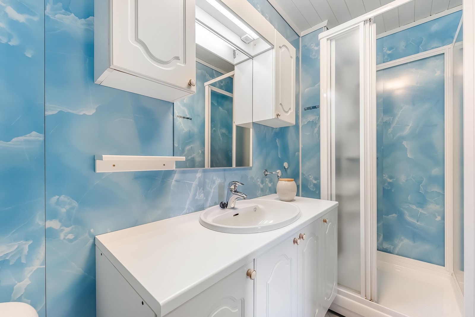 Badet i underetasjen er innredet med baderomsinnredning, toalett og dusjkabinett. Gulvvarme. Galleribilde