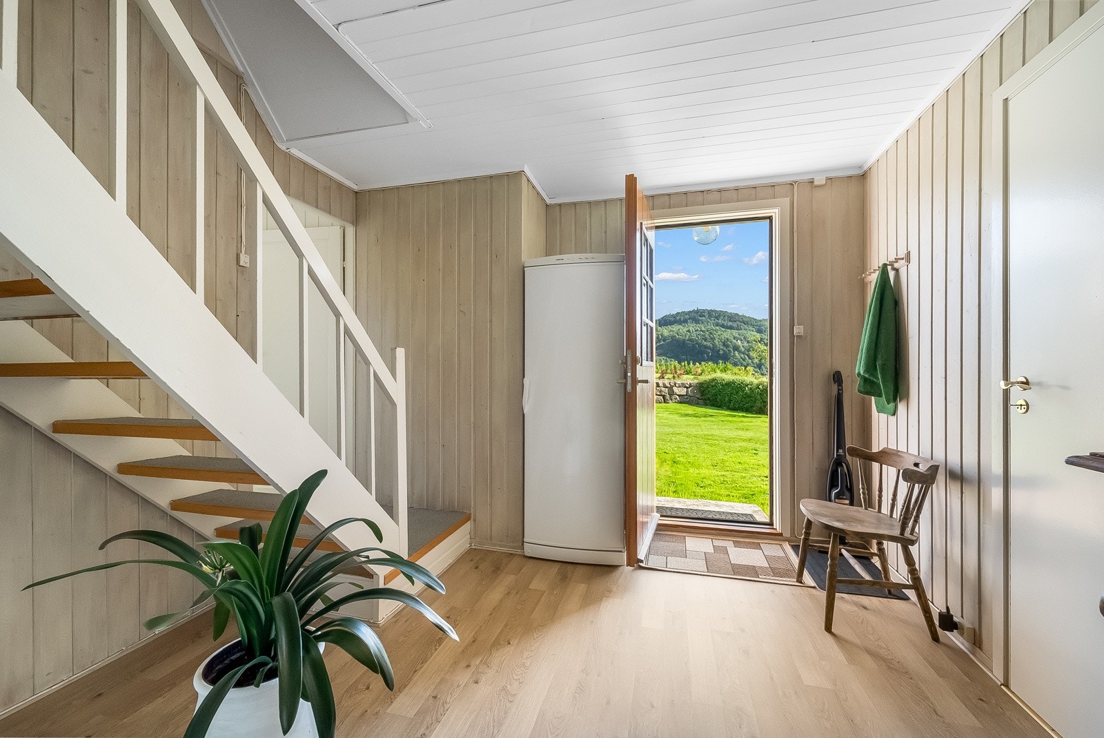 Gang i underetasjen har utgang til platting og plen. Galleribilde