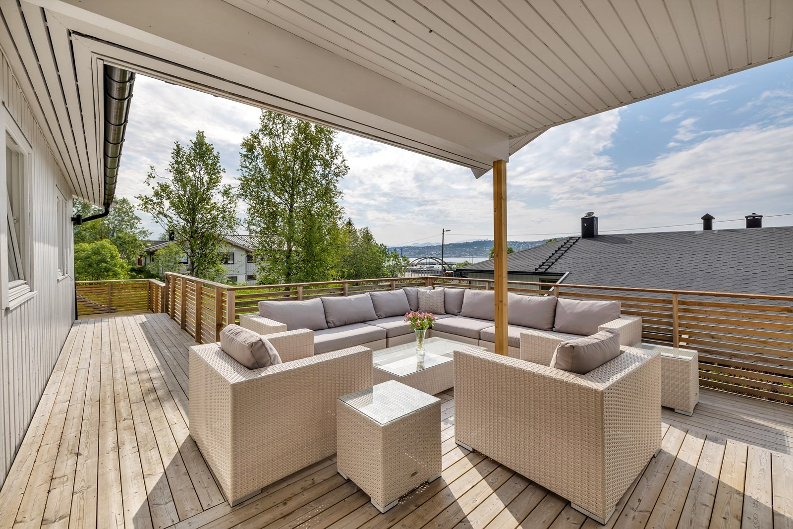 Sørvest vendt terrasse, delvis takoverbygget terrasse