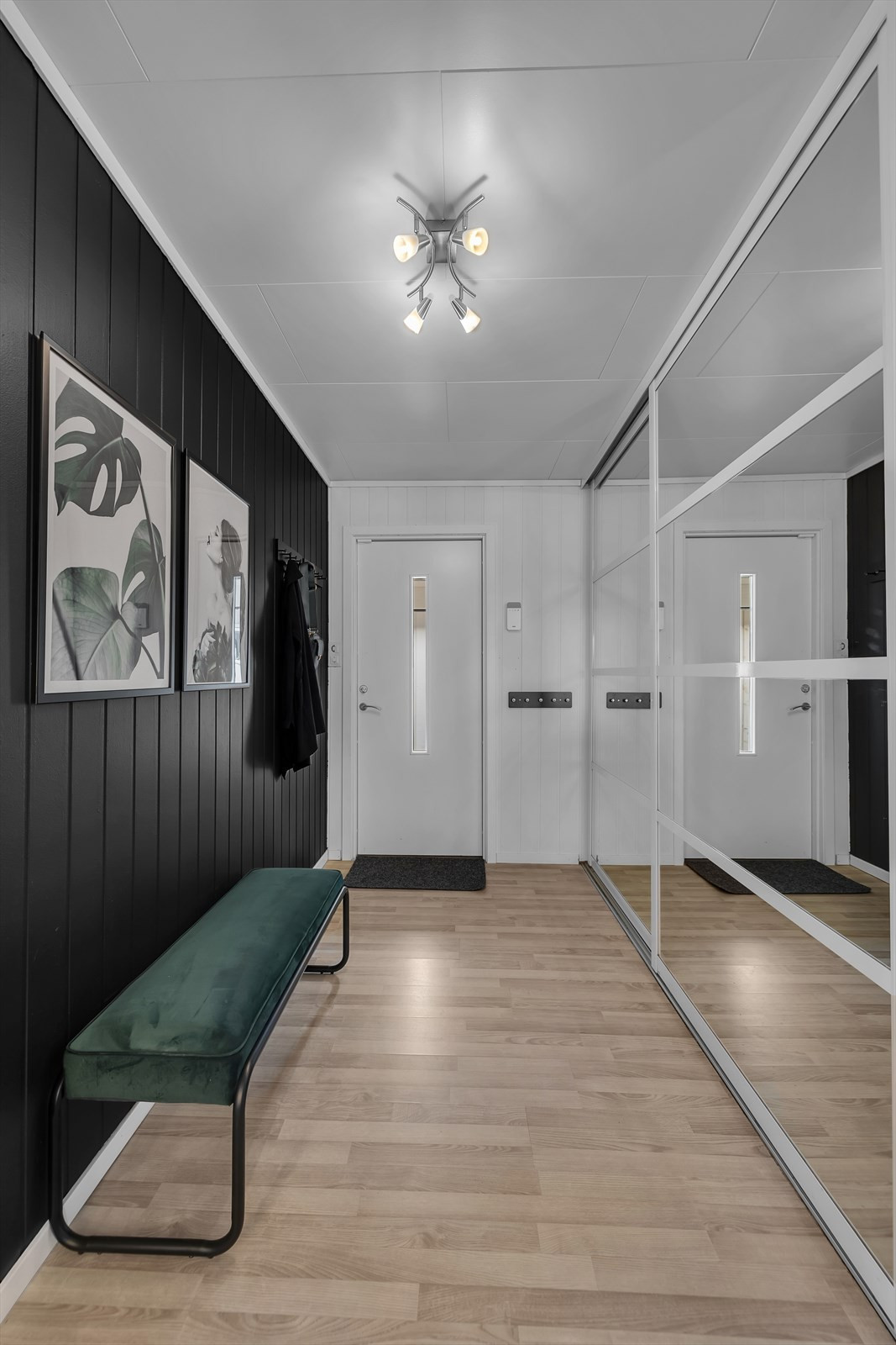 Stor skyvedørsgarderobe i gangen