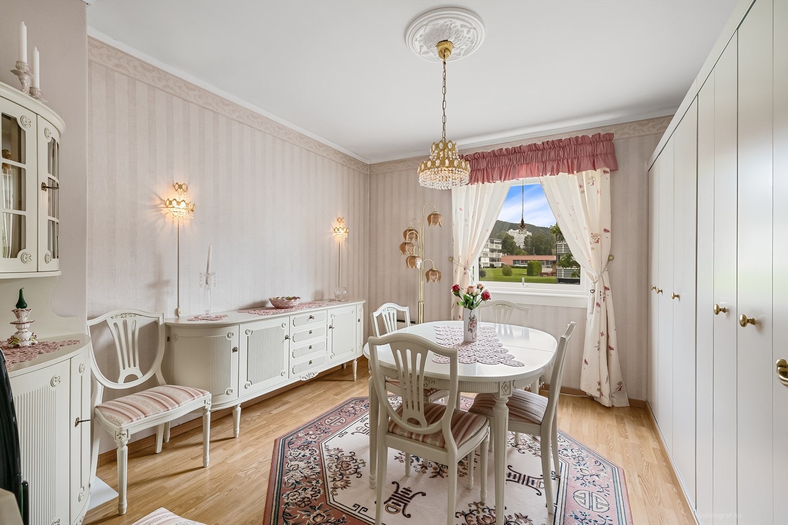 Soverom som nå har blitt brukt som spisestue Galleribilde