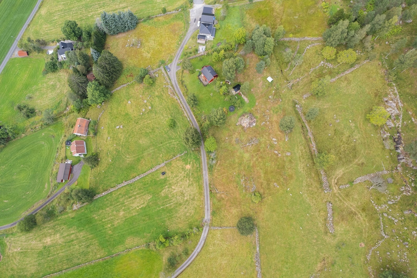 Området består hovedsakelig av spredt boligbebyggelse og gårdsbruk. Galleribilde