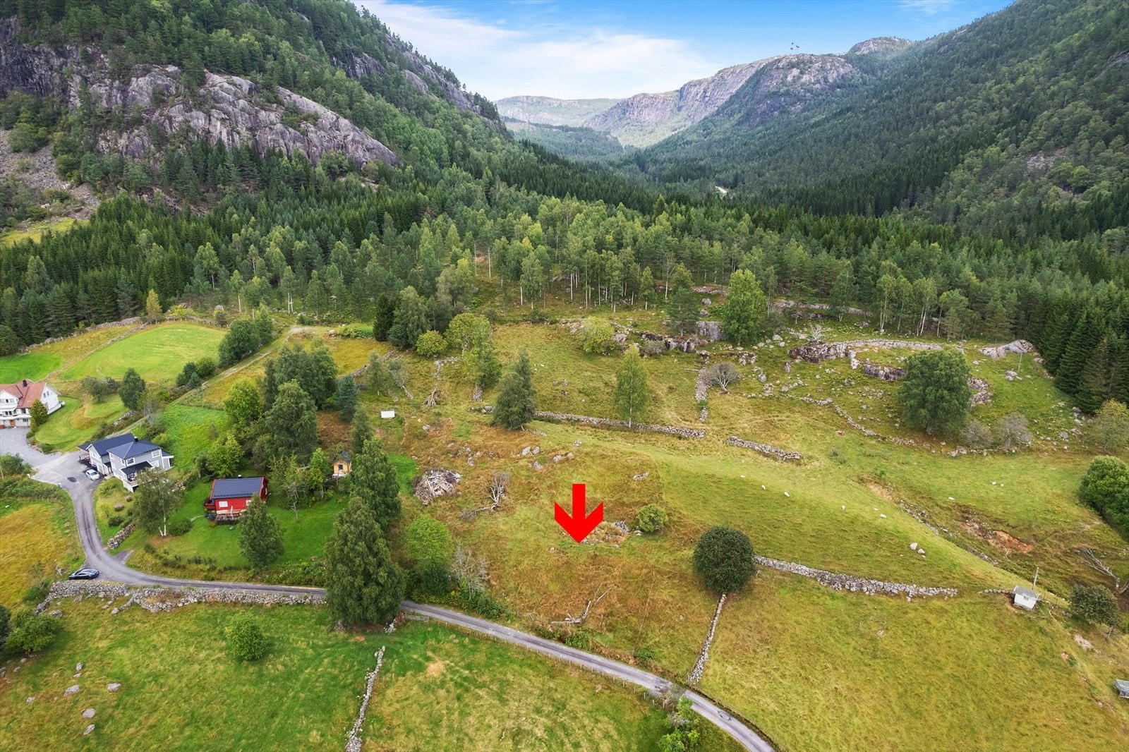 Landlige og rolige omgivelser i Øksendal, Sirdal. Tomta ligger fint plassert på en høyde med utsikt over Øksendal. Galleribilde