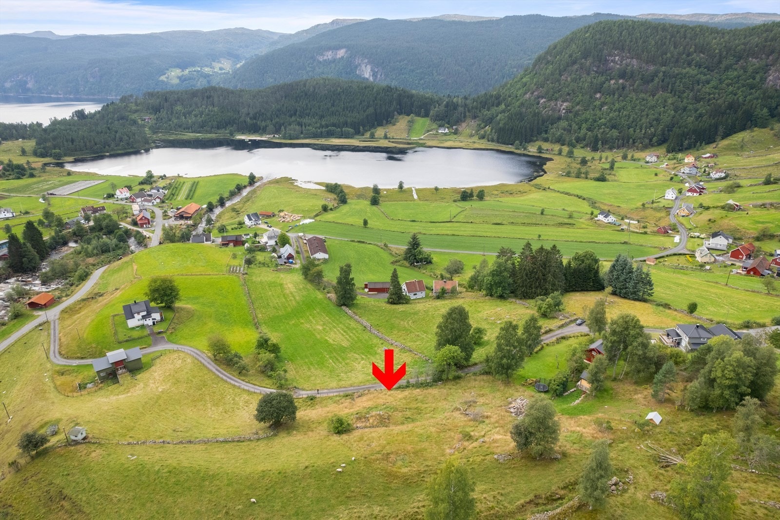 Like ved ligger Øksendal skole og flott felles badeplass som er opparbeidet av kommunen. Her er sandstrand, flytebrygge, toalett, bålpanne m.m. Mulighet for leie/ kjøp av båtplass i Sirdalsvannet som kun er en liten kjøretur unna. Galleribilde