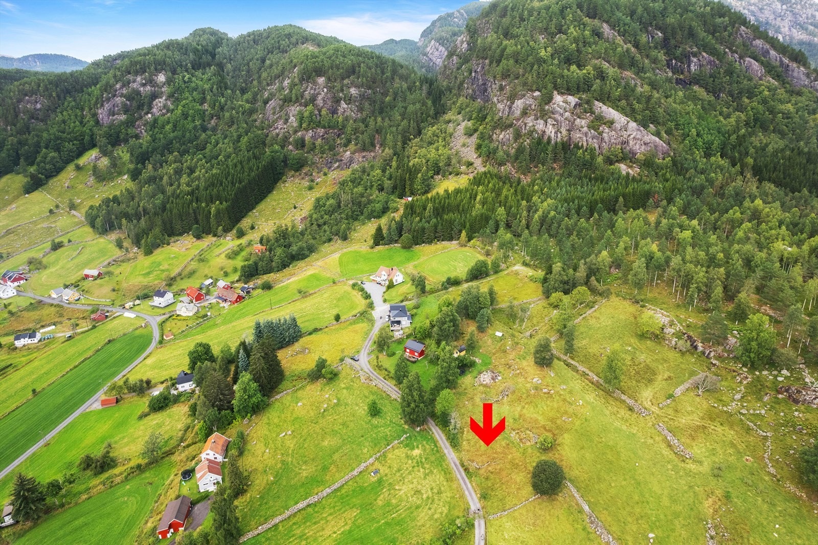 Her er svært gode solforhold og naturen i umiddelbar nærhet med flere turmuligheter. Galleribilde