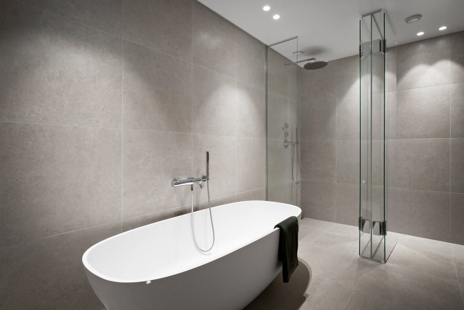 På dette badet er det egen nisje til dusj og til wc, mens et deilig badekar fra Jee-O Amsterdam er plassert i hoveddelen av rommet. Badene i begge etasjer og wc har toalett fra Catalano og armaturer i krom fra Dornbracht. Galleribilde