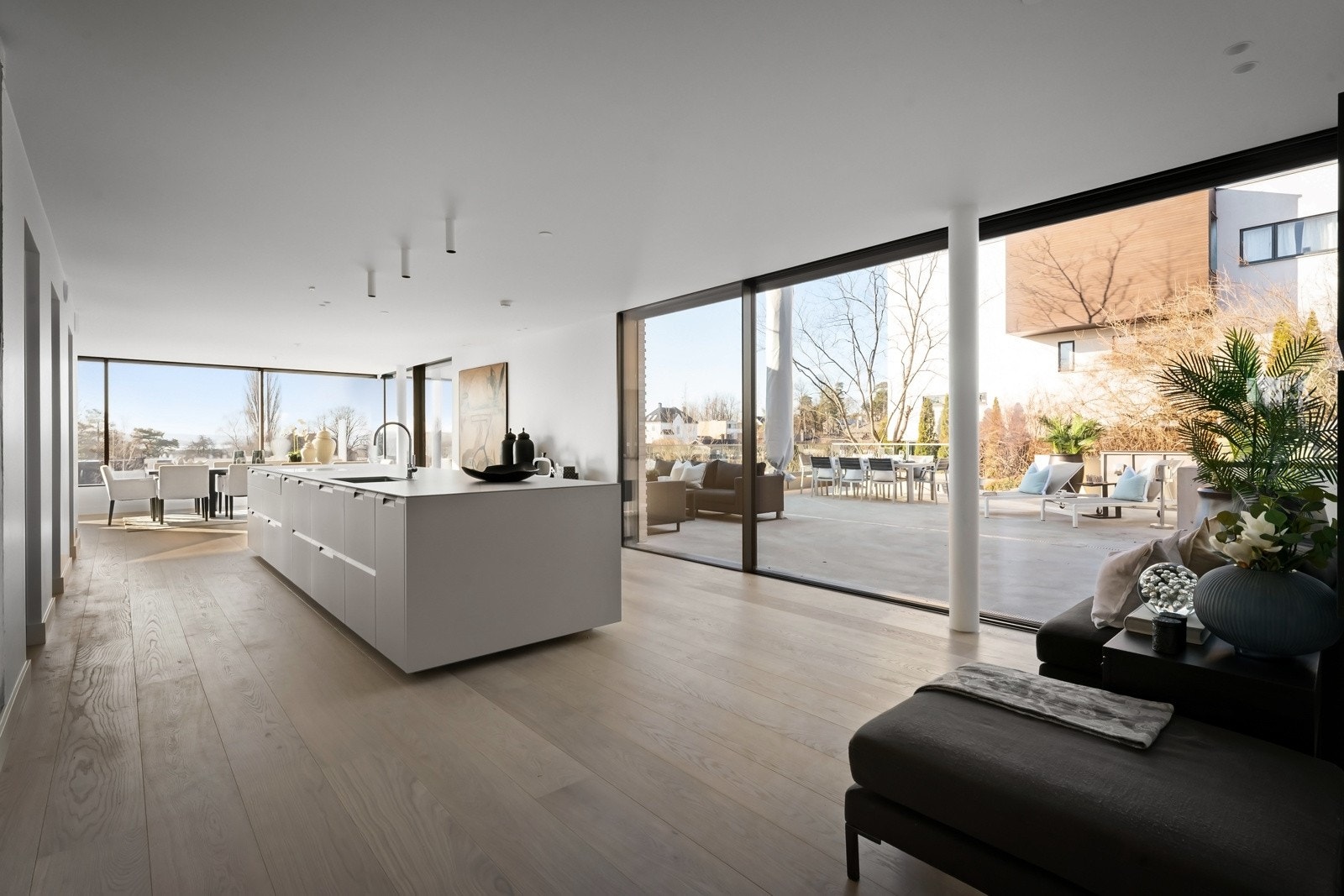 Øya har vaskekum med armatur fra Dornbracht, oppvaskmaskin fra Miele og koketopp fra Bora med integrert ventilator. Estetiske skyvedører fra det sveitsiske merket Sky-Frame visker ut skillet mellom ute og inne. Galleribilde