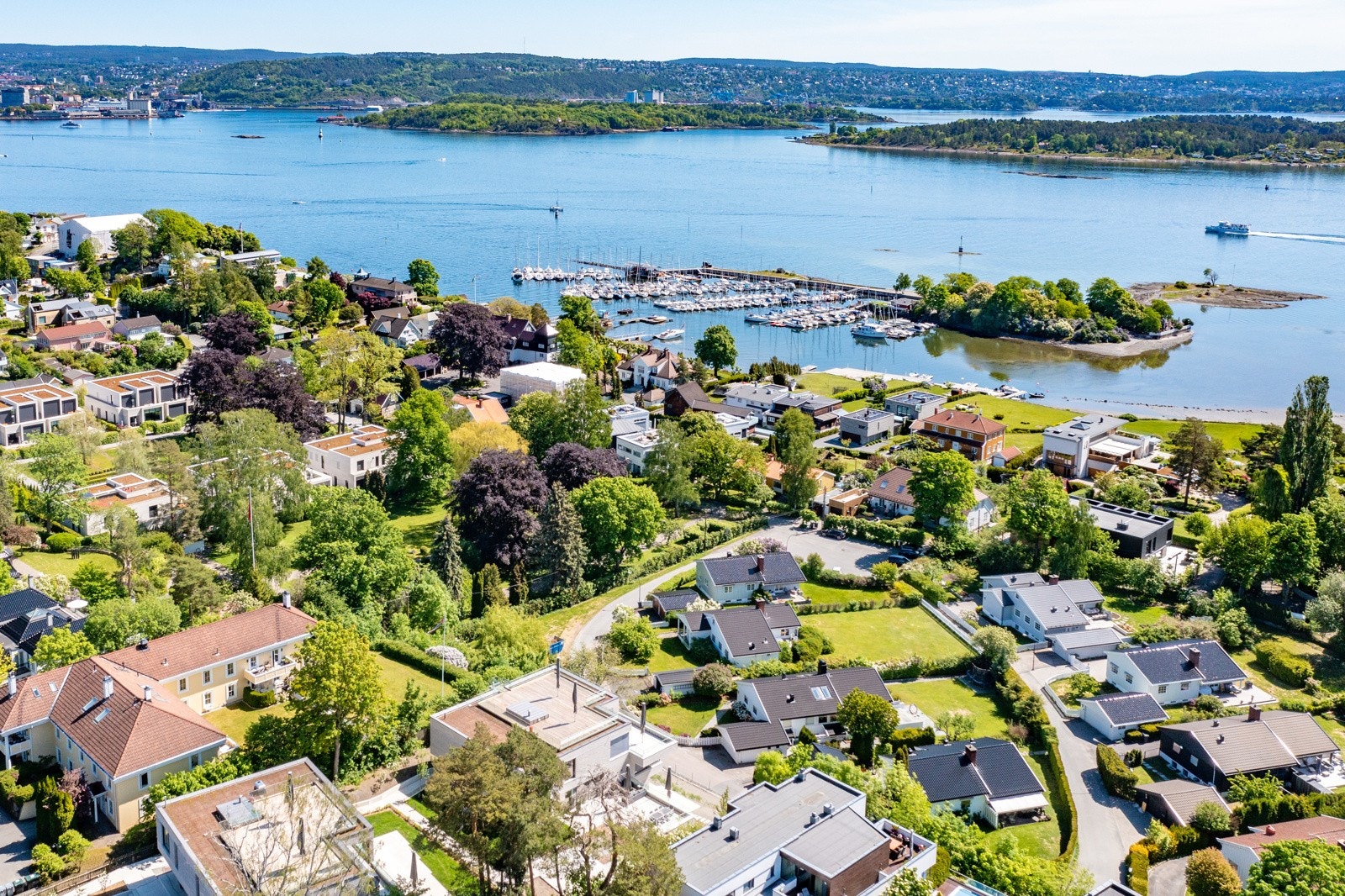 Nabolaget preges av store hager med villabebyggelse og ambassader, og det er kort avstand til skoler, offentlig kommunikasjon og gode servicetilbud. Galleribilde
