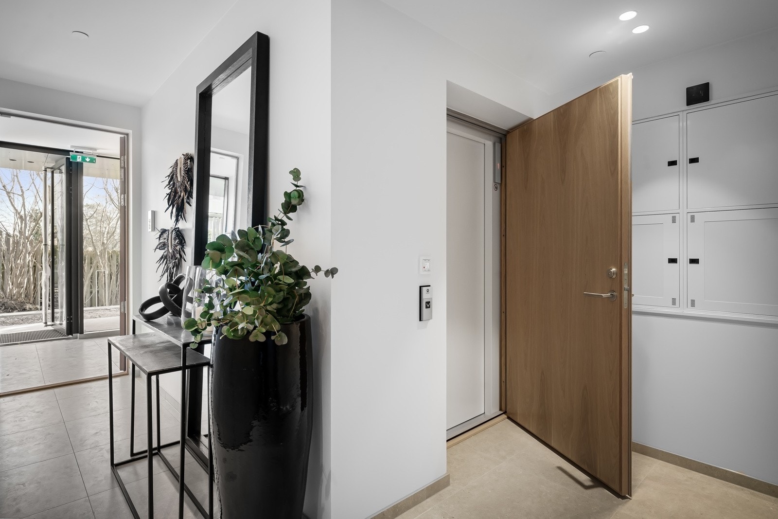 Bygget har hovedinngang på bakkeplan med dør til felles entré. Herfra låser man seg inn i leiligheten, og fra egen entré er det heis ned til parkeringsetasjen og underetasjen. Leiligheten har også trapp til garasje og underetasje. Galleribilde