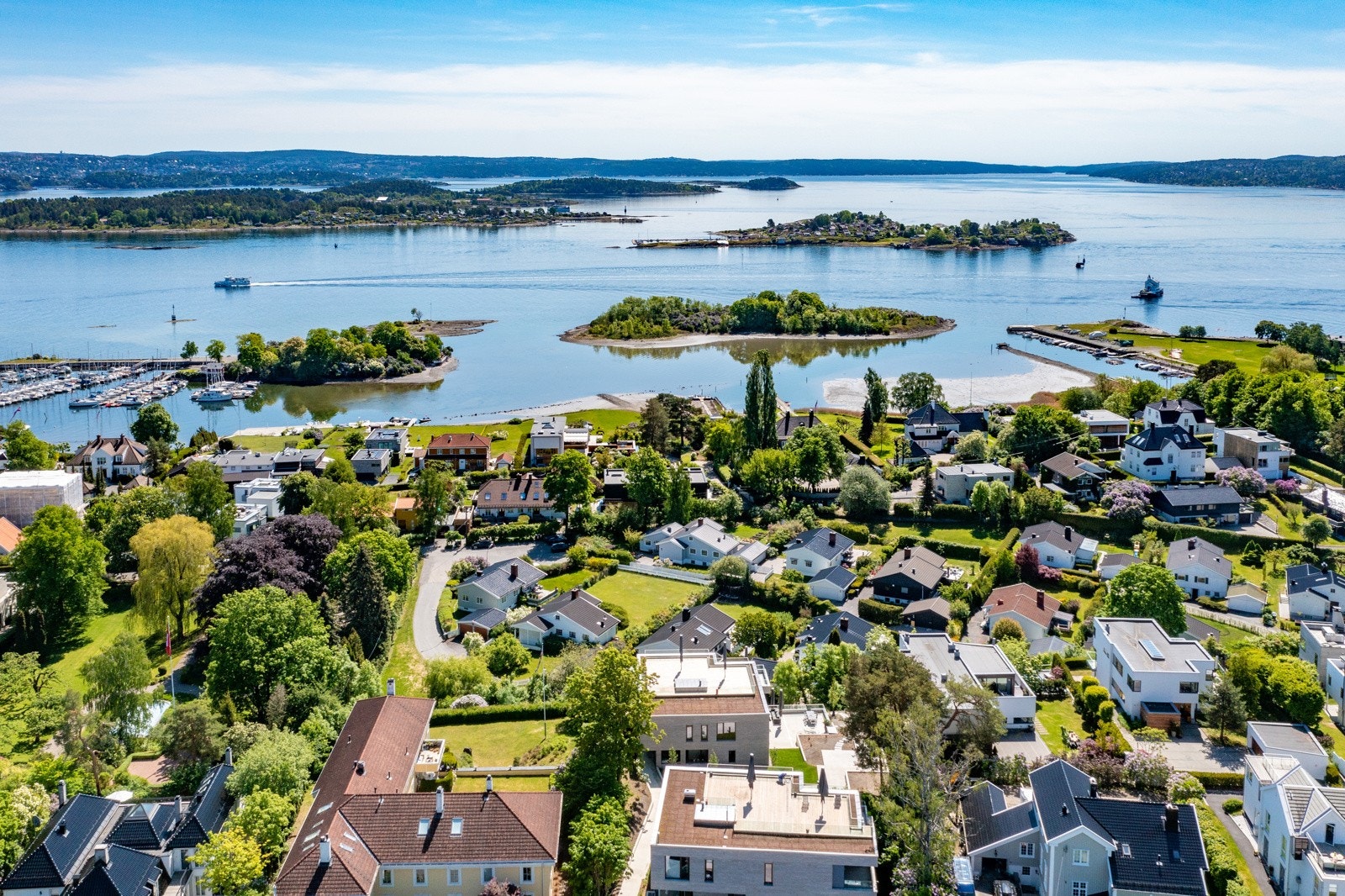 Leiligheten ligger på et sydvendt høydedrag i et av de mest attraktive boligstrøkene på Bygdøy, og med kort vei til fjorden. Galleribilde