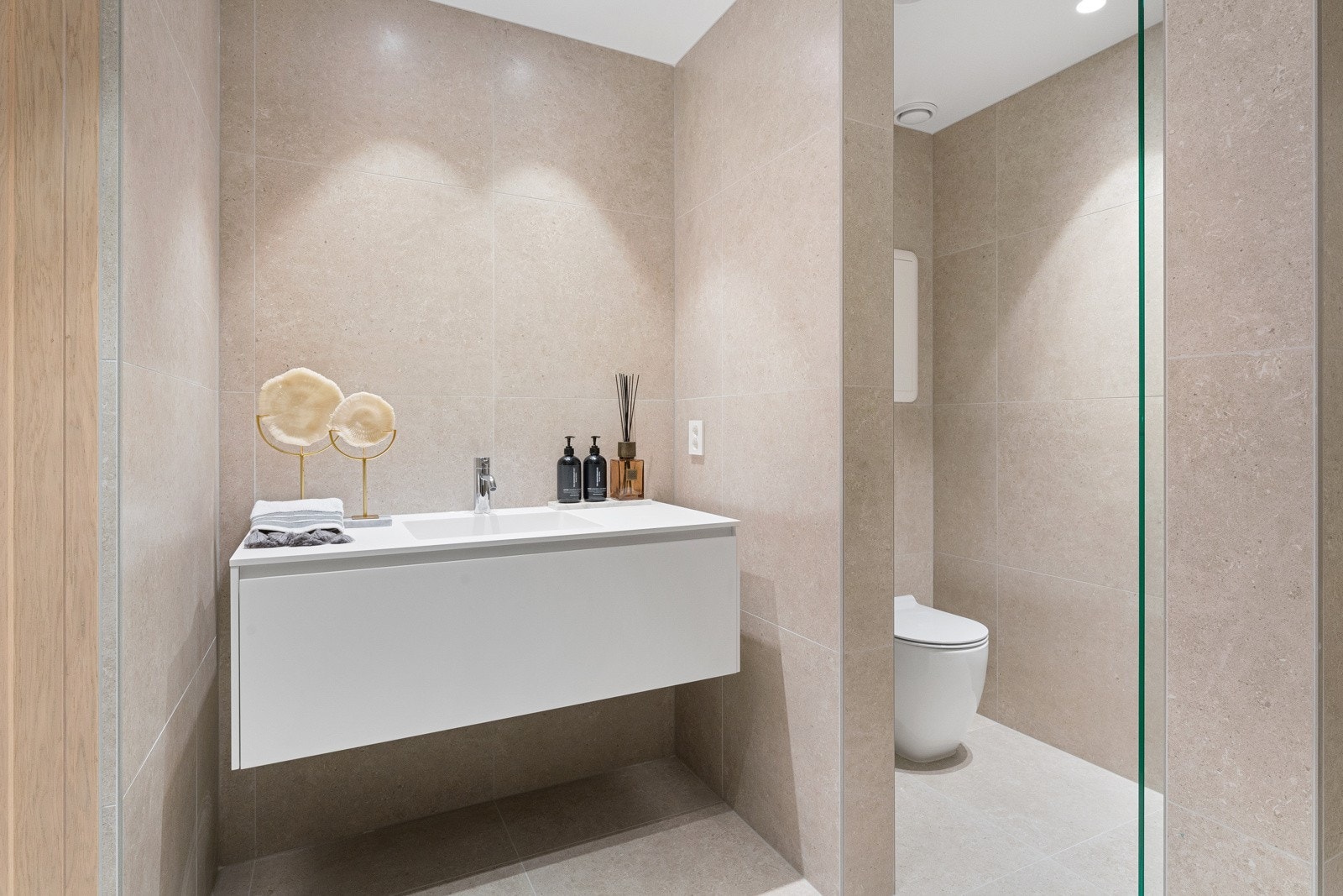 Badet i underetasjen ligger tilknyttet et "omkledningsrom" og en "avslapningssone". Disse rommene kan gi muligheter for en hel etasje med velvære. Galleribilde