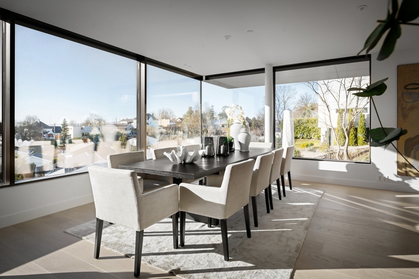 I spisestuen er det god plass til spisebord, og om sommeren kan man nyte livet på en fantastisk terrasse hvor sol og fjordutsikt spiller hovedrollen. Galleribilde