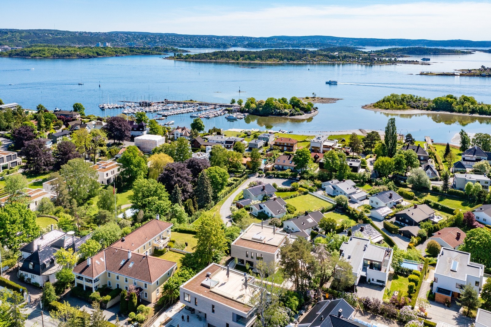 Leiligheten ligger på et sydvendt høydedrag i et av de mest attraktive boligstrøkene på Bygdøy, og med kort vei til fjorden. Galleribilde