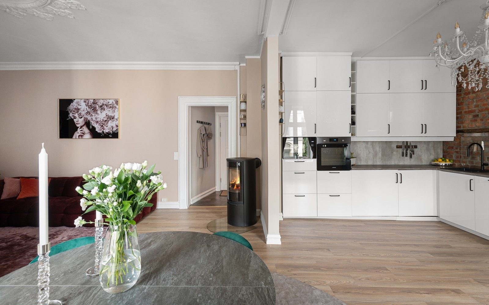 IKEA Kjøkkeninnredning med fronter i høyglanset utførelse. Laminat benkeplate med nedfelt kum i kompositt og belysning under overskap. Galleribilde