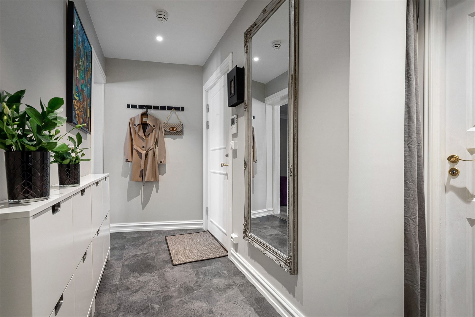 Velkommen inn! Dørcalling gjør det enkelt å ta imot gjester fra gateplan. Galleribilde