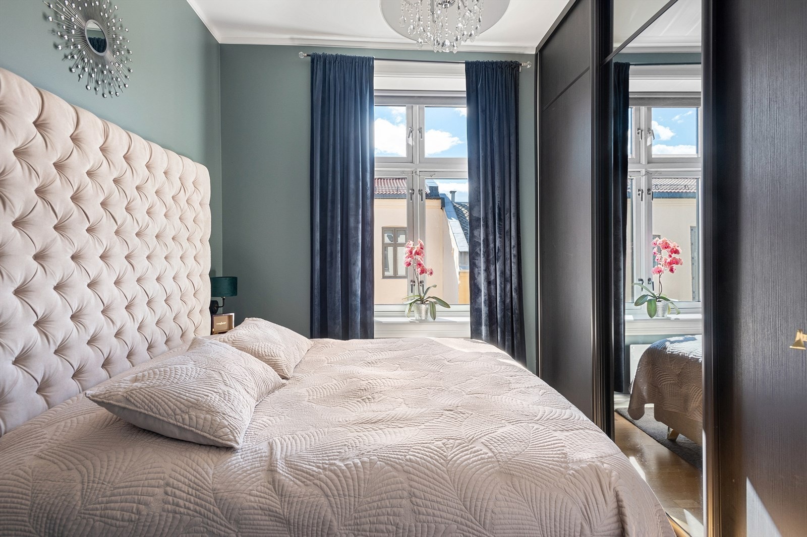 Gulv i leilighetens hovedsoverom er belagt med trestavs parkett. Rommet har en praktisk skyvedørsgarderobe med speil- og glatte fronter. Galleribilde