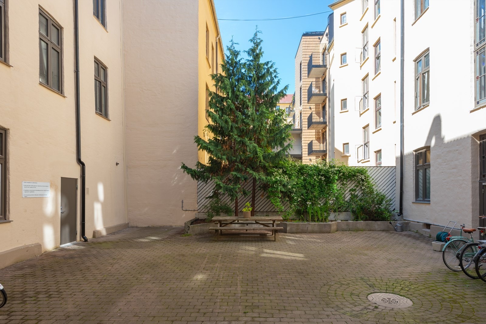 Bakgård Galleribilde
