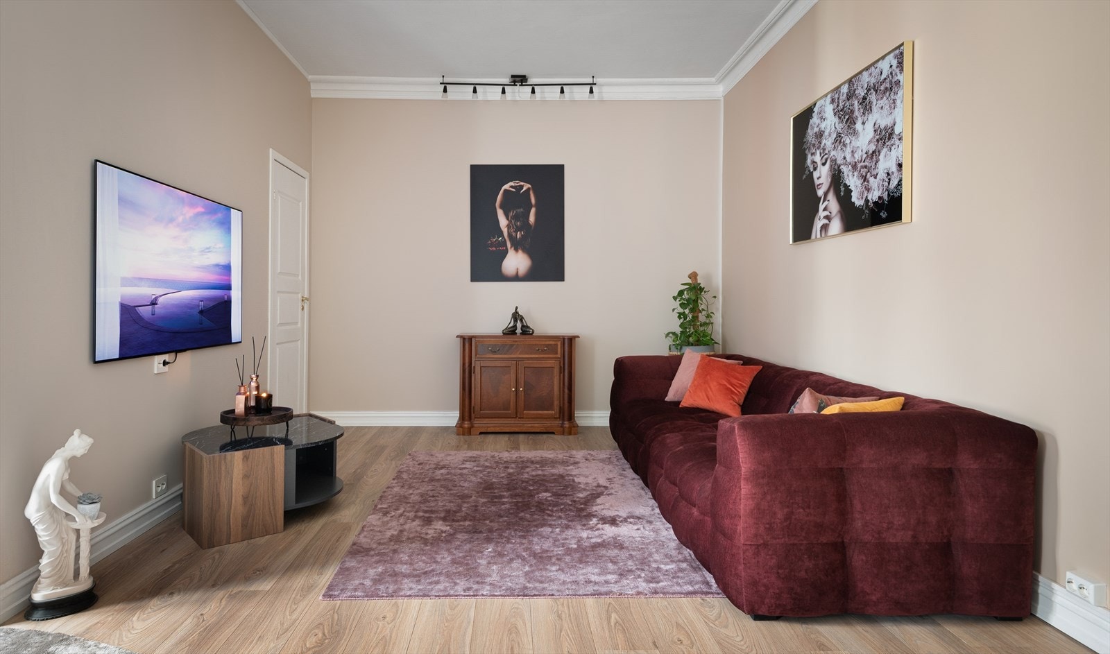 Leiligheten består av entré, stue/kjøkken, bad og to soverom. Galleribilde