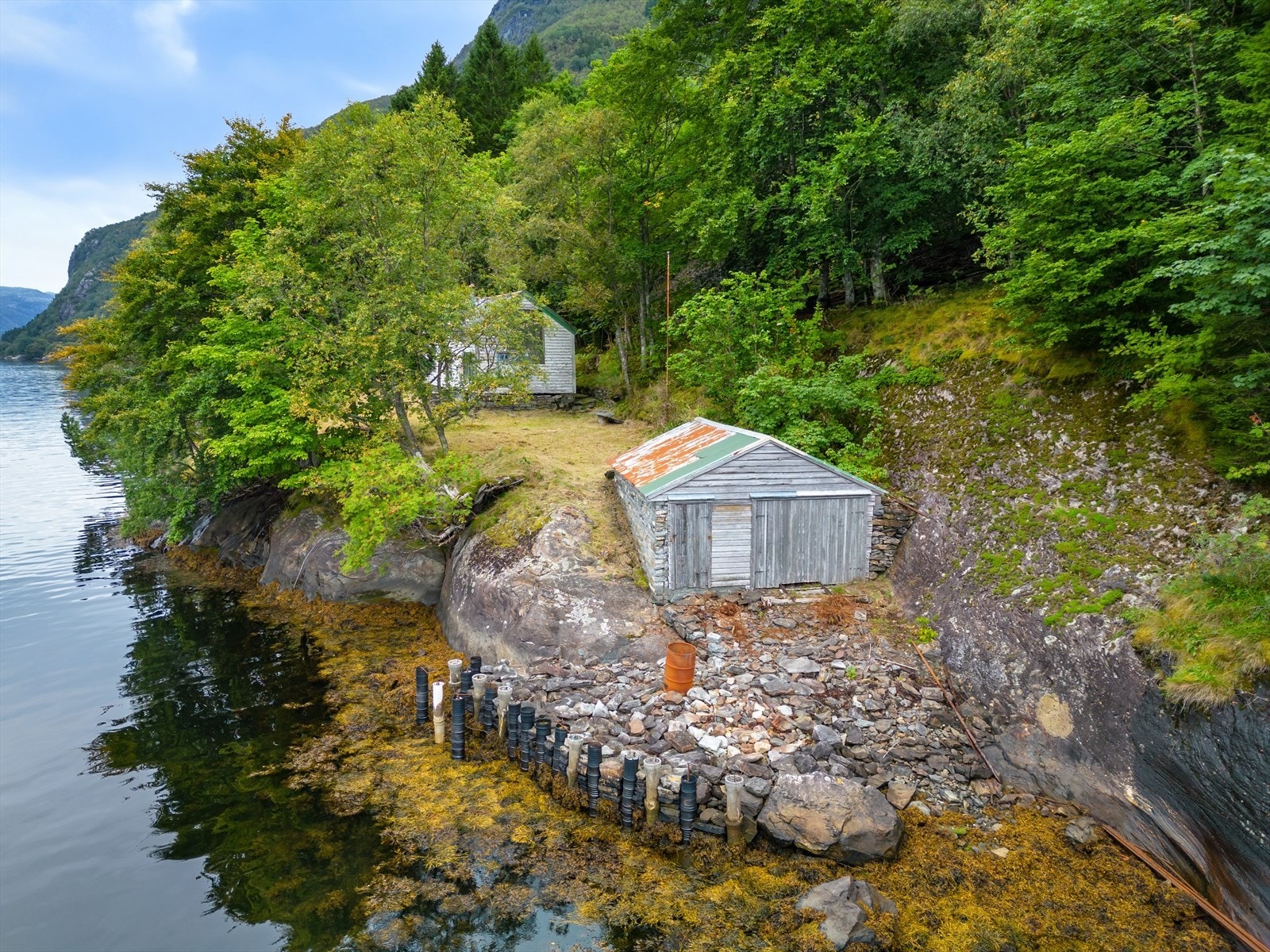 En idyllisk eiendom usjenert og like ved sjøen Galleribilde