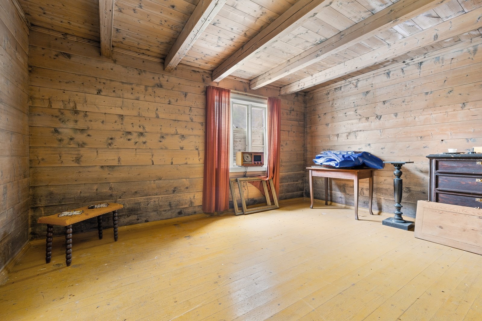 Det er god takhøyde i stuen og mye gulvplass Galleribilde