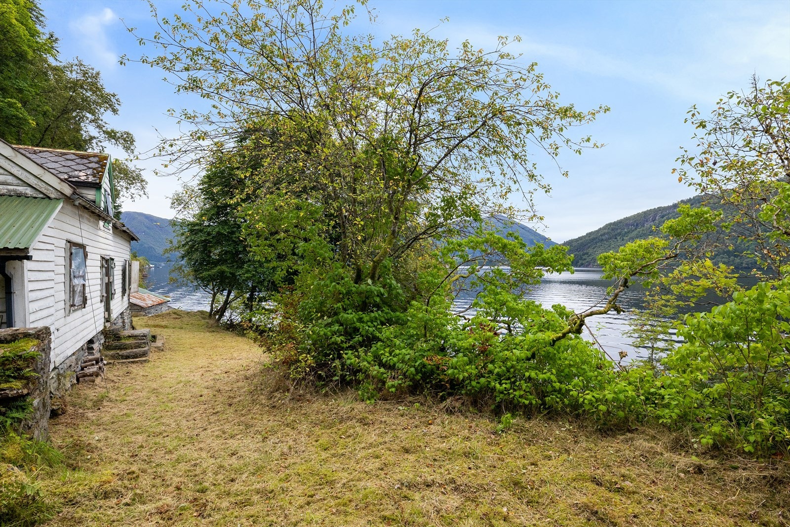 Eiendommen har en lang strandlinje og det finnes mye potensiale til å plattinger, drivhus og lignende. Galleribilde