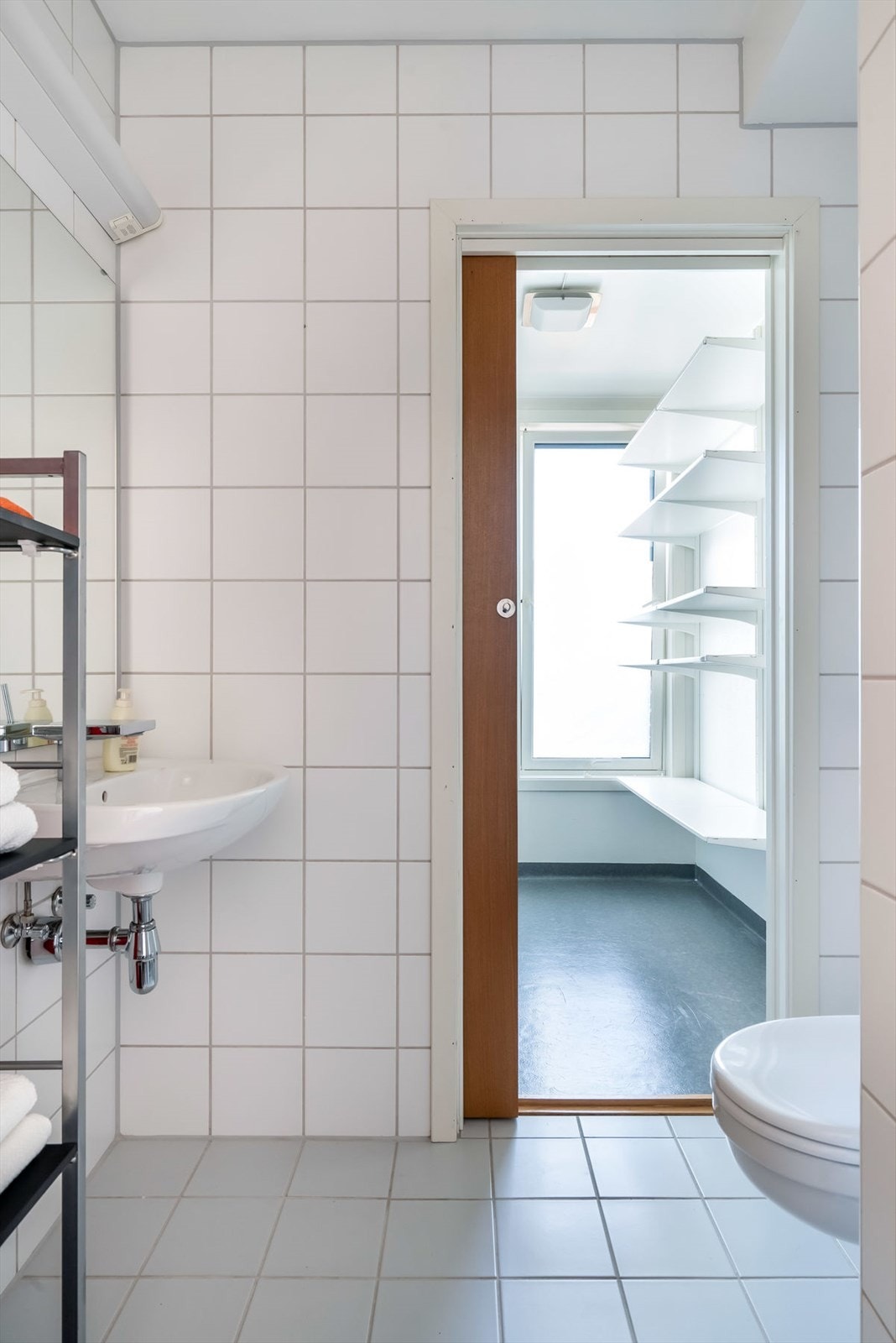 Gjestetoalett og vaskerom - Guest toilet and laundry room Galleribilde