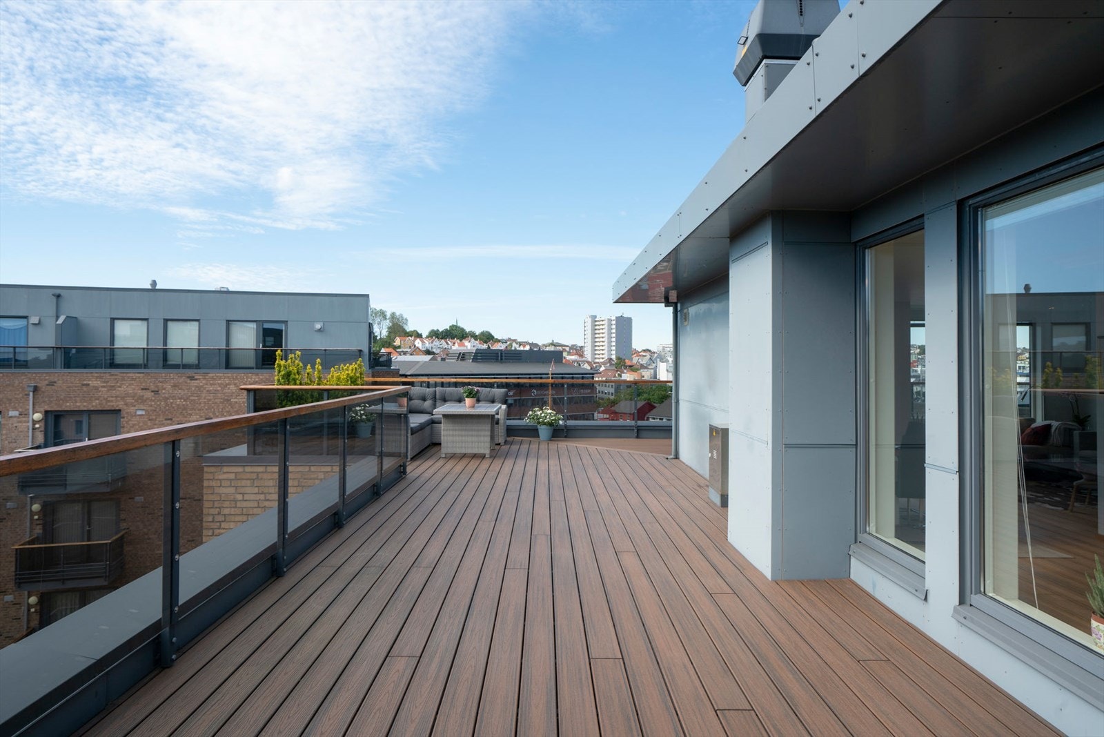 Stor solrik takterrasse - Large, sunny roof terrace Galleribilde
