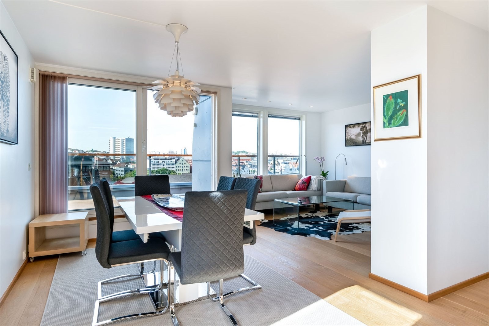 Spisestue og stue med utgang til terasse - Dining area and living room with exit to terrace Galleribilde